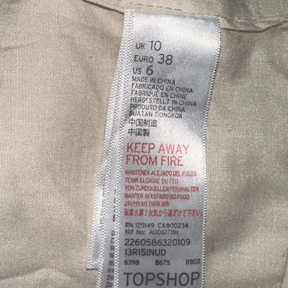 Topshop Cream Structured Crop
Top with Silver Eyelet Detailing Size 6 Like New! - Picture 8 of 9